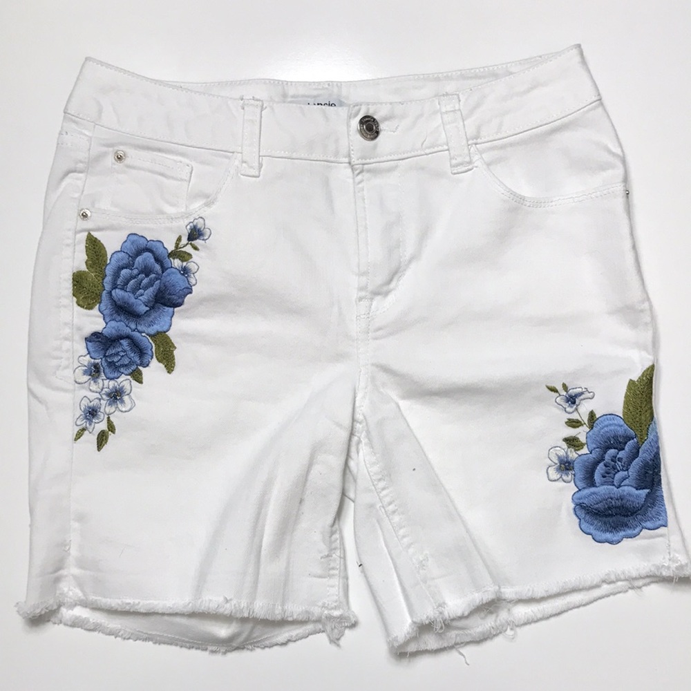 Kensie Jean cutoff shorts white with embroidered flowers design size 2/26